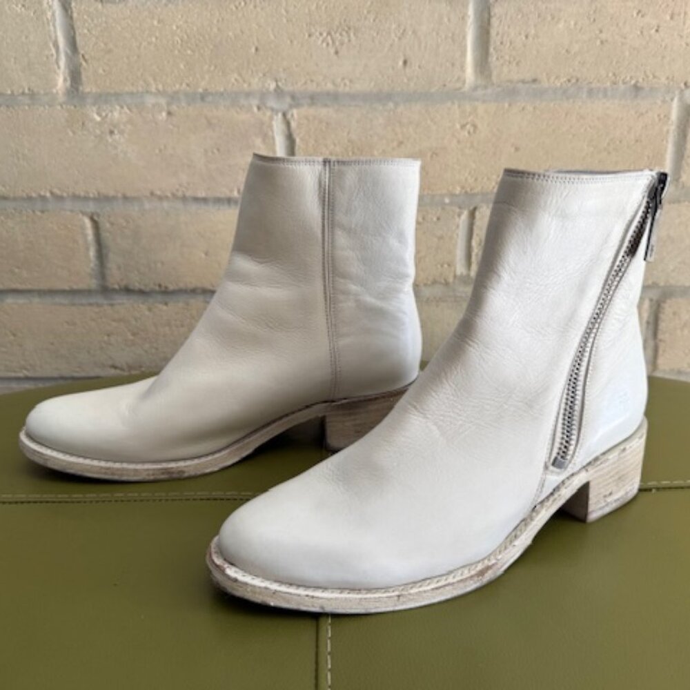 Frye Demi white asymmetrical zip bootie size Womens 11 EUC